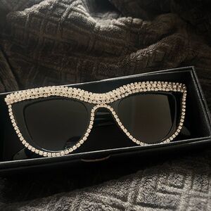 Elegant Black Sunglasses with Rhinestone Accents